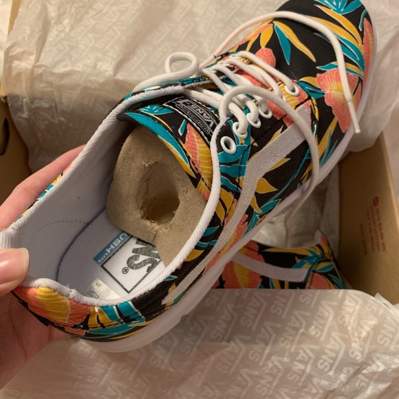 VANS tennis shoes - Picture 2 of 5